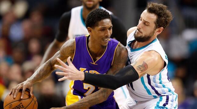 持国足的球 持国足的球